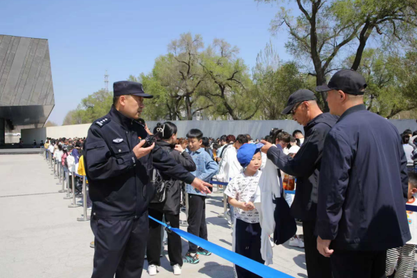 既当“守护者”也是“受教育者” 冰城公安驻守731陈列馆 筑牢安全与信仰双堡垒 